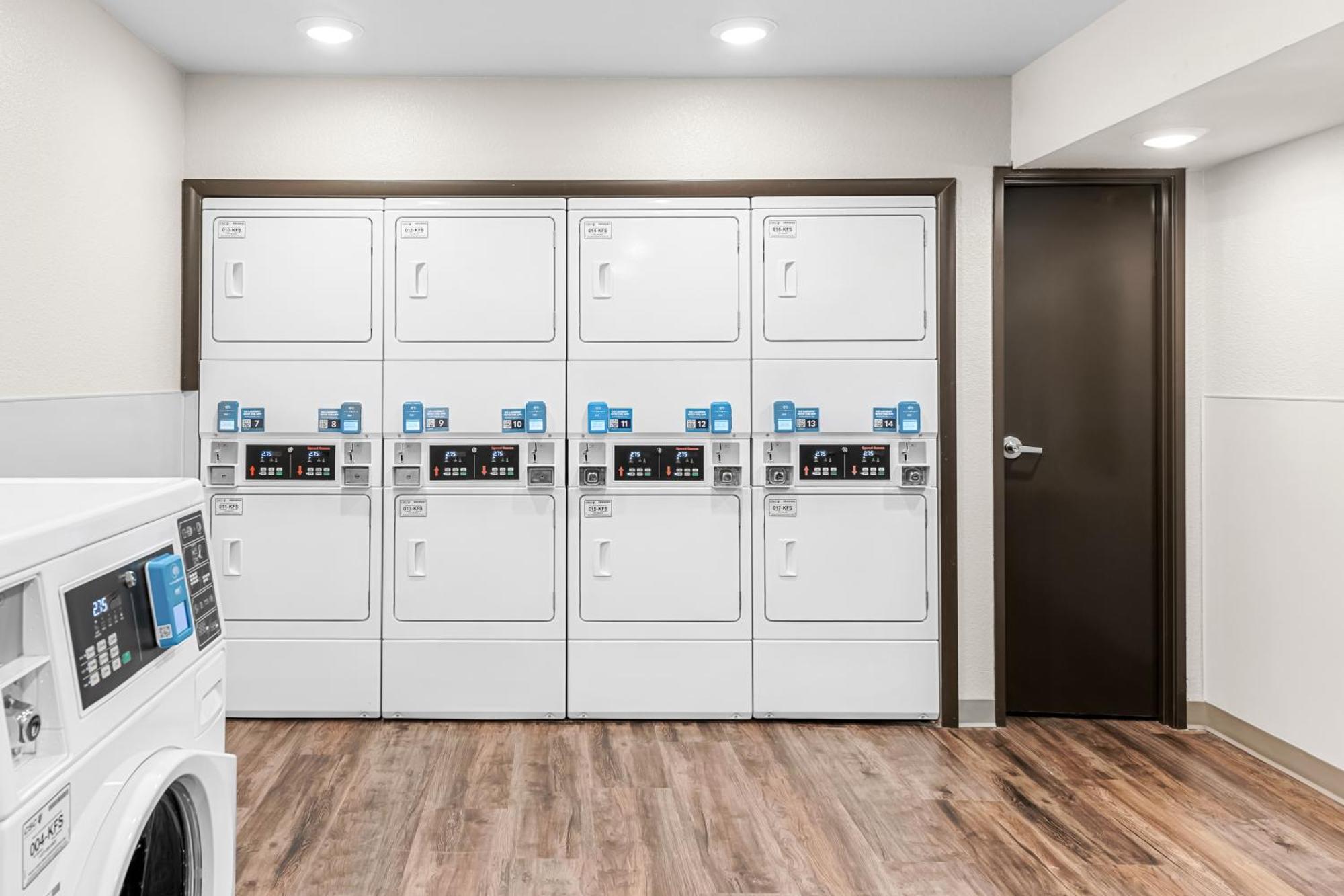 Woodspring Suites Kansas City Airport Buitenkant foto